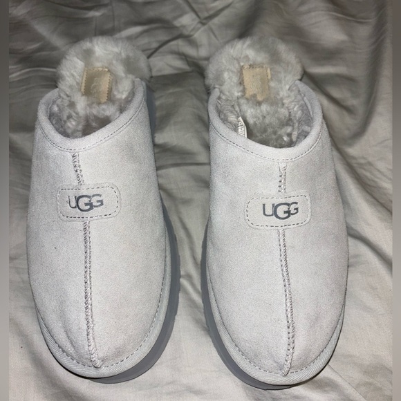 Platform UGG slippers worn maybe 4 times (all indoors), small scuffing on heels - Picture 1 of 6